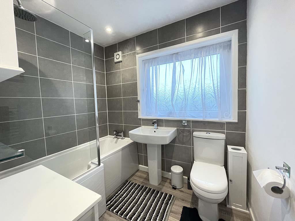 3 bedroom mid terrace house To Let in Barnoldswick - Bathroom